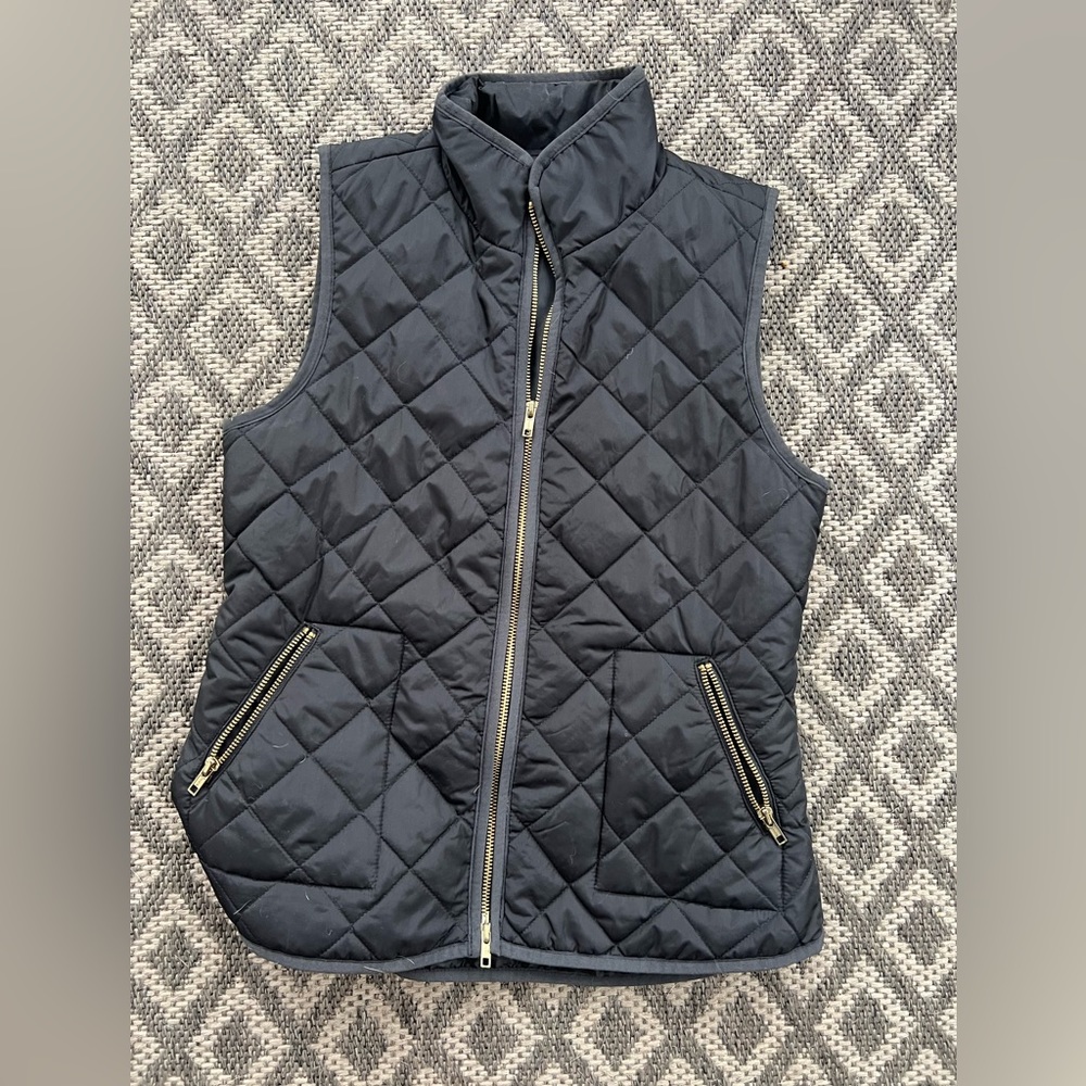 Black Old Navy Puffer Vest